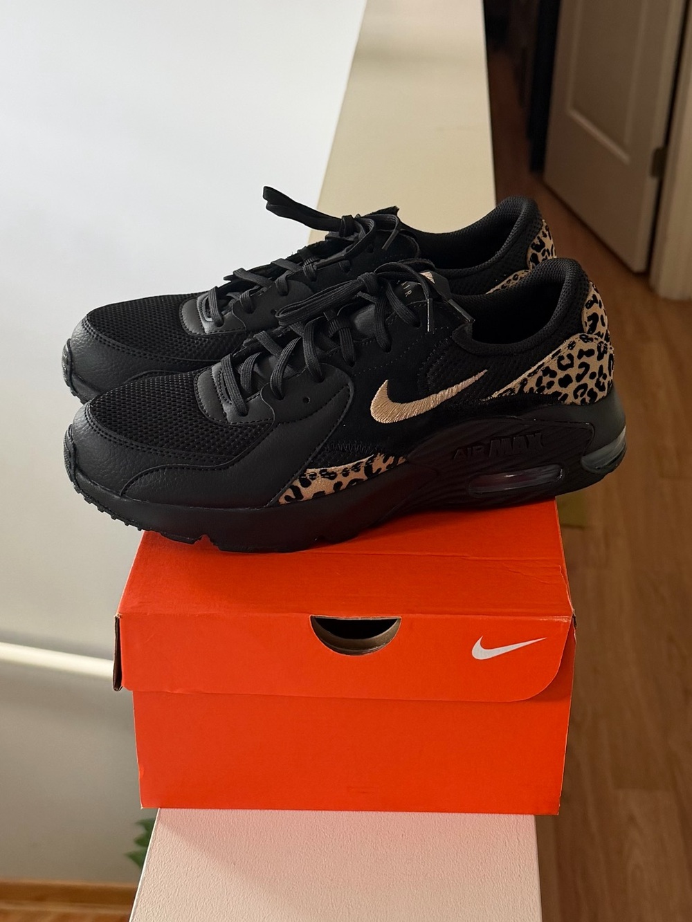 Brand new”NIKE AIR MAX”(comfort)sneakers for women.Size-10,color black/beige.🖤🧡